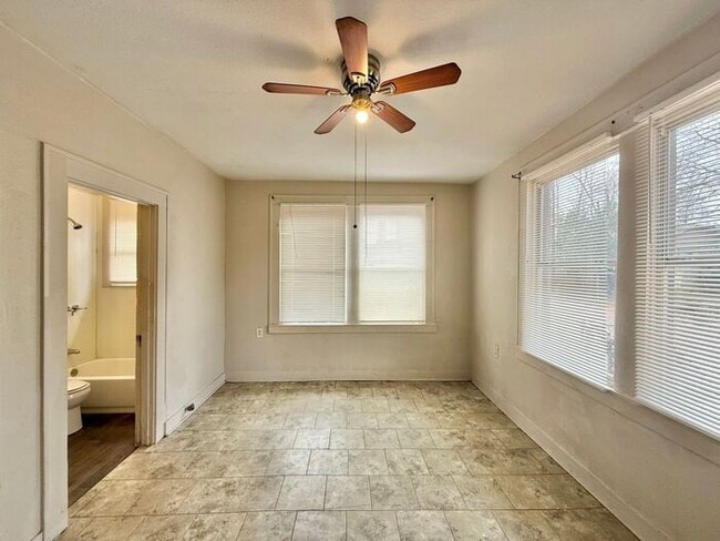 Building Photo - Charming 2-Bedroom 1-Bathroom Unit!