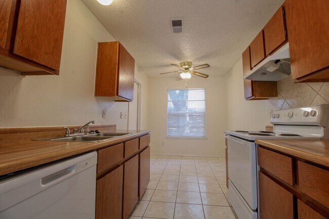 Building Photo - 6214 Ridge Glade St