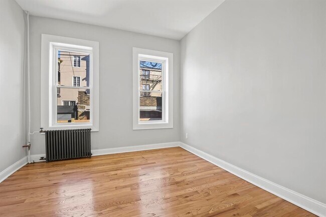 Building Photo - 284 3rd St
