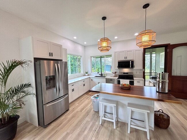 Building Photo - Peaceful 2.5-Acre Retreat | Furnished Mid-Term Rental