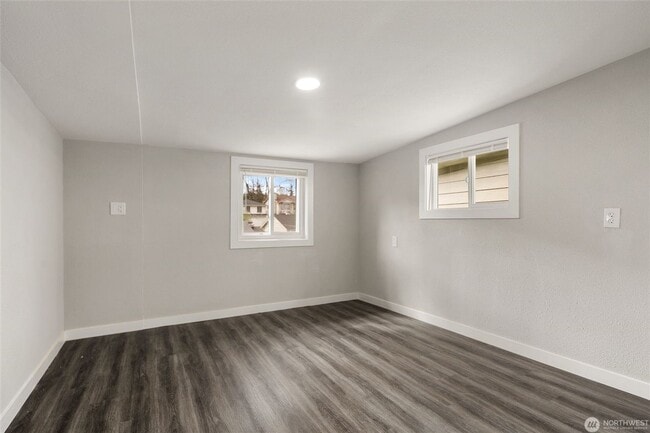 Building Photo - 5 Bedroom 2 Bathroom House with Large Lot