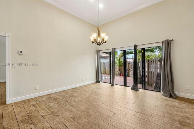 Building Photo - 2731 Parkview Dr S