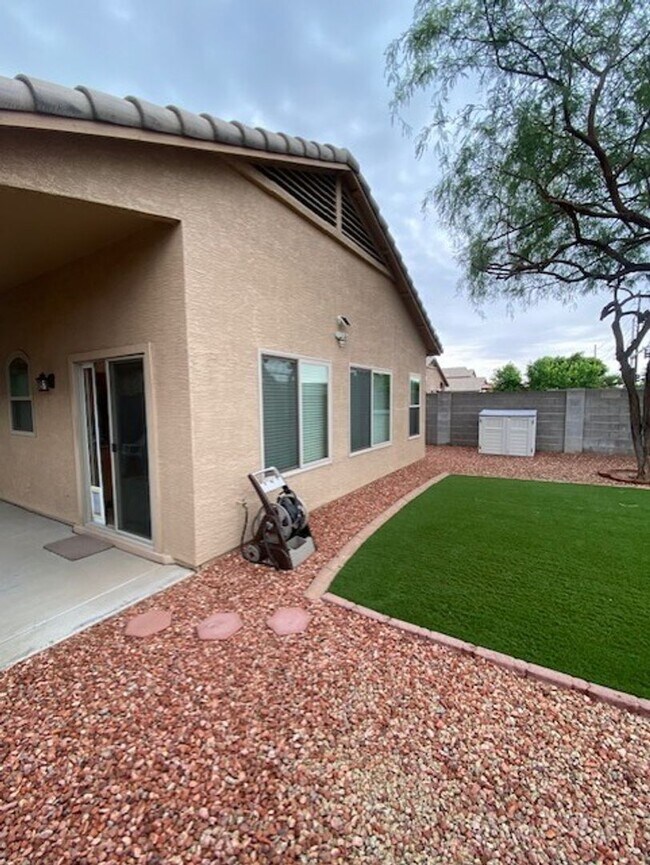 Building Photo - Beautiful 3-Bedroom Home with Vaulted Ceilings & Private Fenced Yard