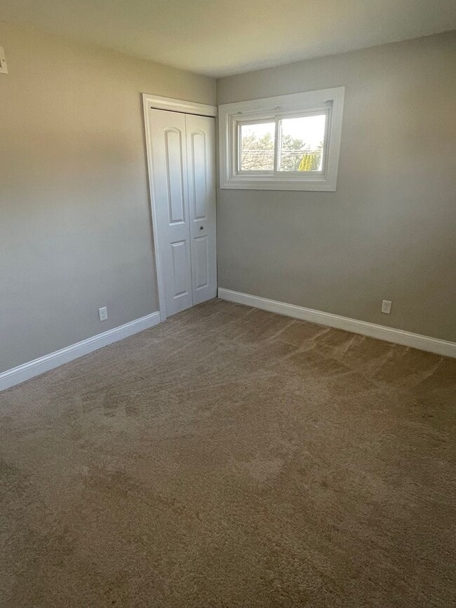 Building Photo - 4 bedroom 1 bath house