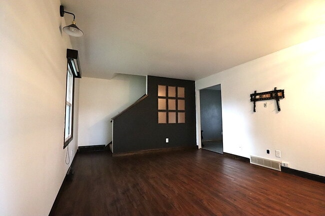Building Photo - "Spacious 4-Bedroom 2 Bath with Finished B...