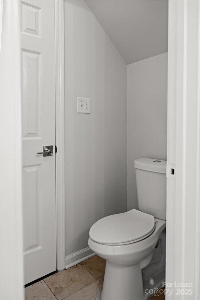 Building Photo - 717 Dawn Cir