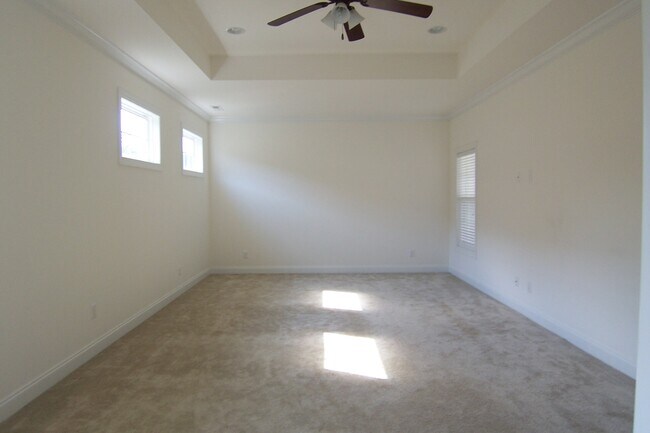 Building Photo - 115 Fallberry St