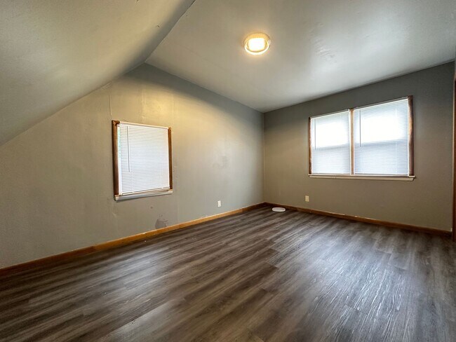 Building Photo - 3 Bedroom House $800 AC, Laundry, off stre...