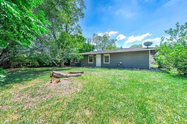 Building Photo - 5711 Lyndhurst Dr