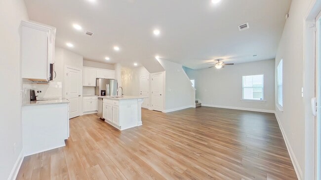 Building Photo - Like New Townhome