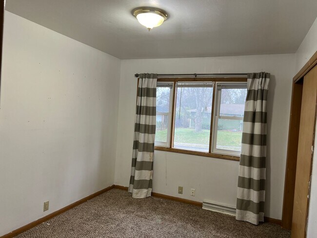 Building Photo - 3 bedroom 1.5 Bathroom with a Large Backya...