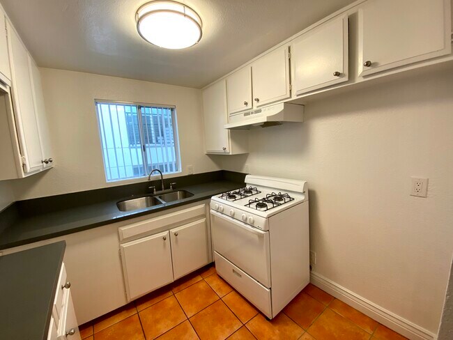 Building Photo - 4069 Oakwood Ave