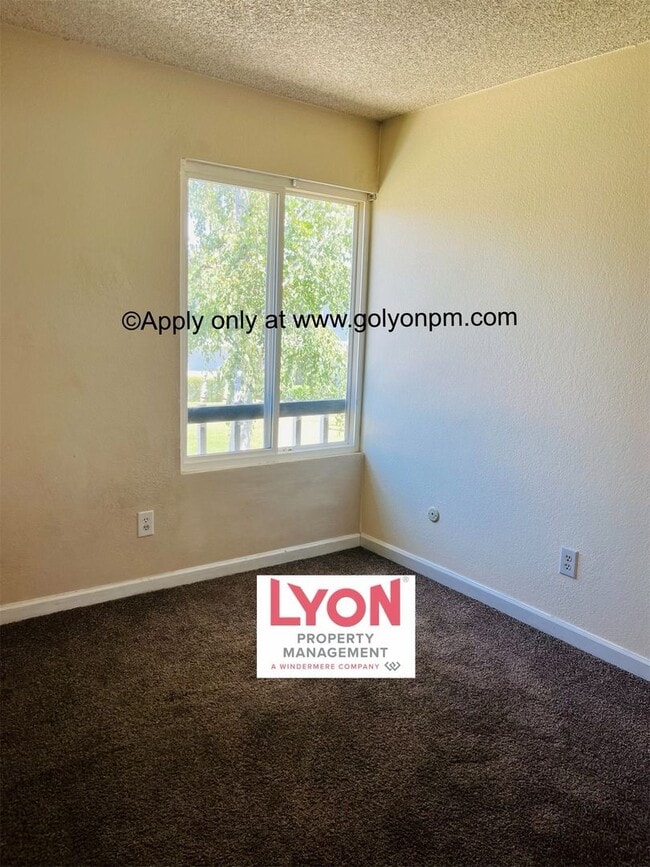 Building Photo - Darling, Spacious 3 bedroom Condo in beaut...
