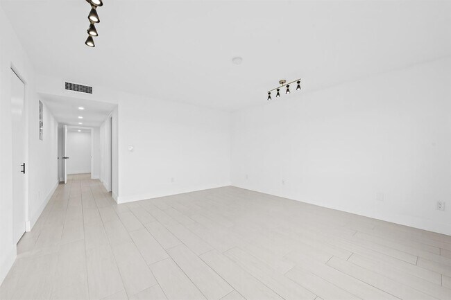 Building Photo - 877 NE 195th St