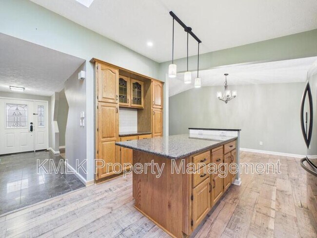 Building Photo - 874 Pleasant St