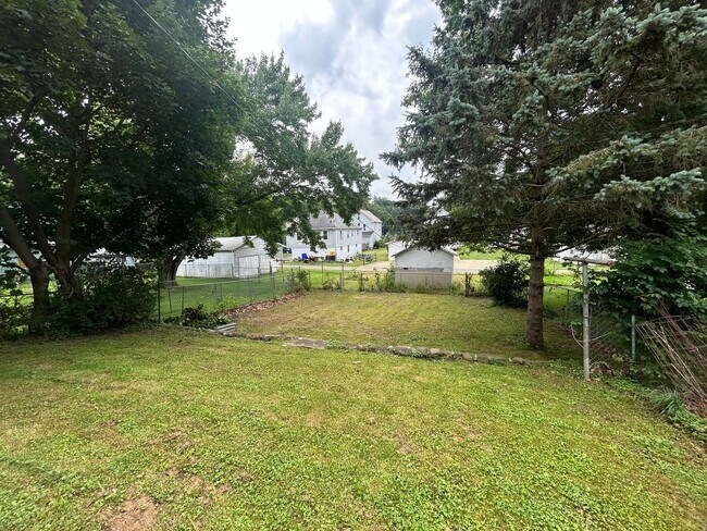Building Photo - Single Family Home with Spacious Back Yard
