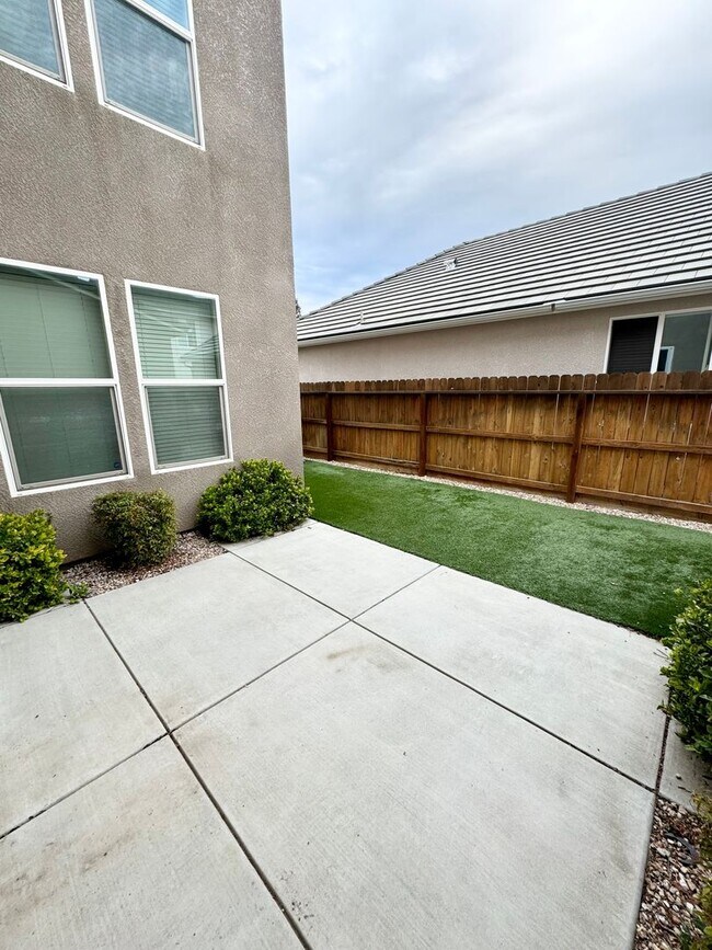 Building Photo - Beautiful 3 Bed 2.5 Bath in Copper River