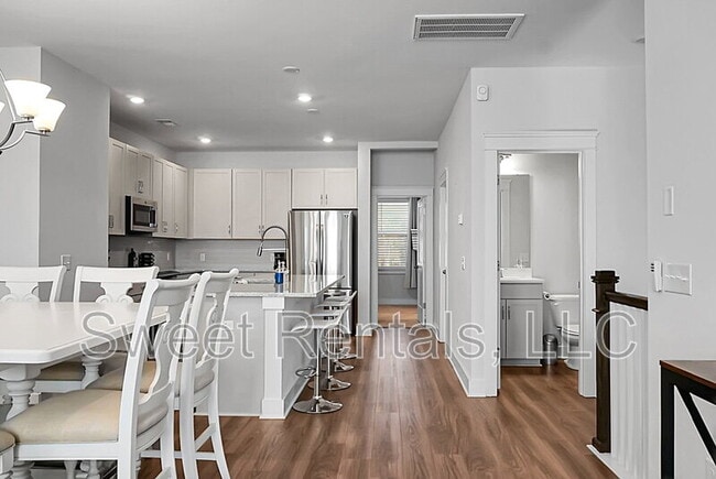 Building Photo - 4565 Mixson Ave