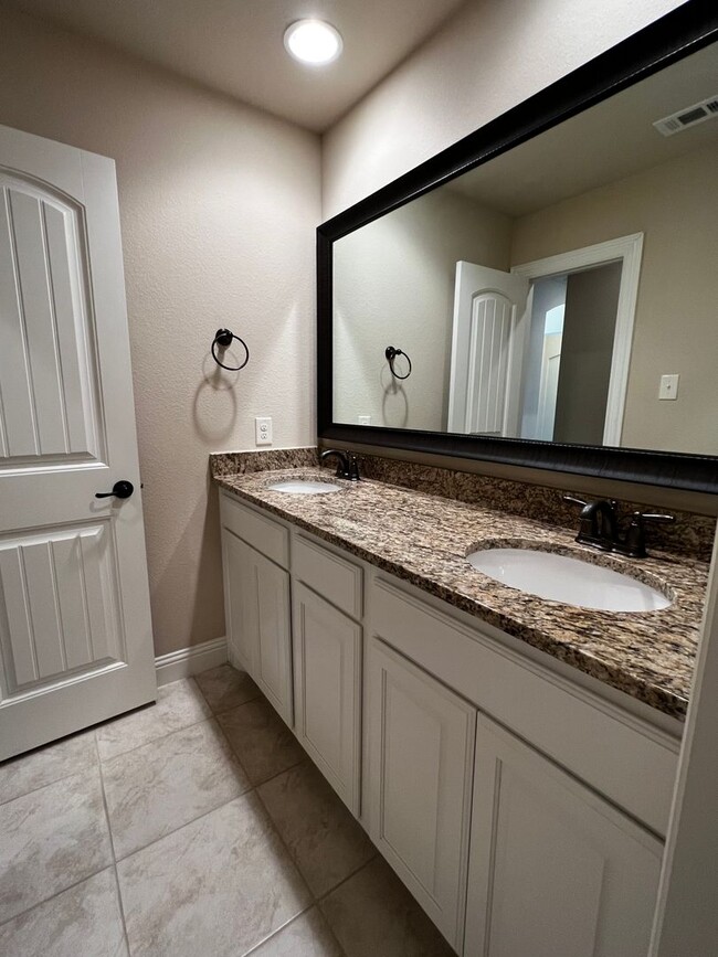 Building Photo - Cameron Lane