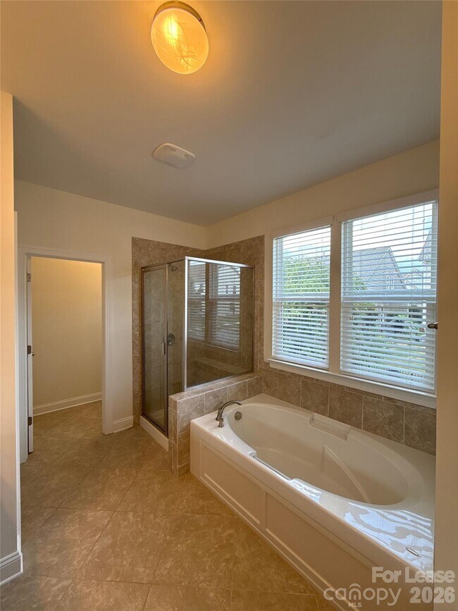Building Photo - 1019 Dunhill Ln