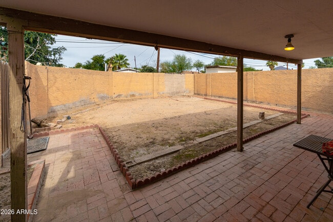 Building Photo - 2416 E Clarendon Ave