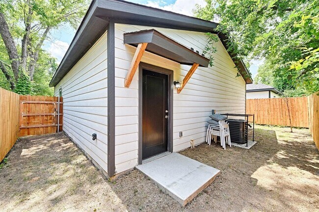 Building Photo - Modern 3BR/2BA Home with Washer/Dryer and ...