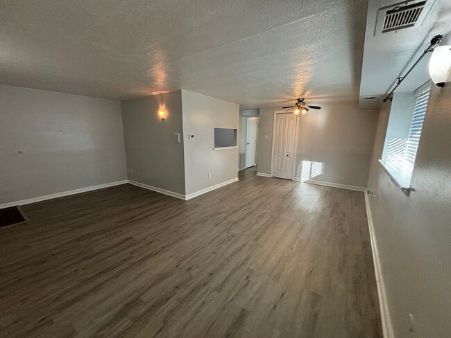 Building Photo - 2 Bedroom Condo in Hunting Ridge!