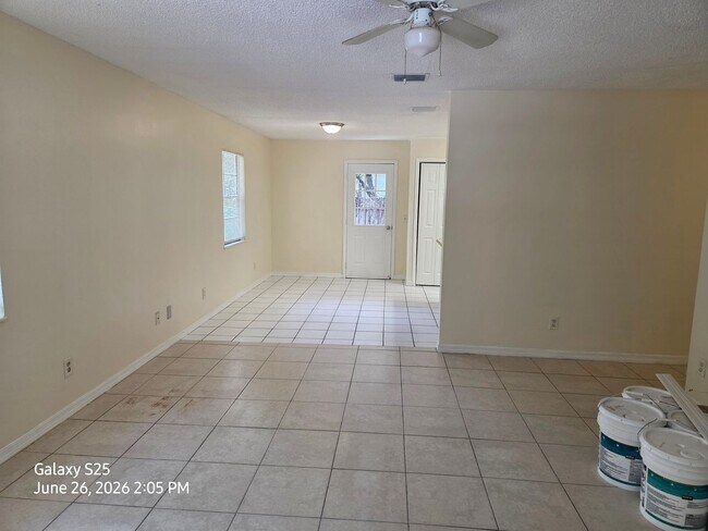 Building Photo - Cute Rental Home on Dead End Street w/large yard
