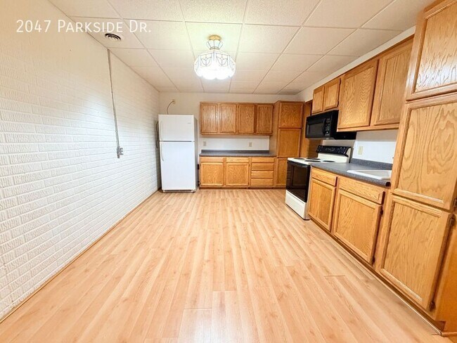 Building Photo - 2047 Parkside Dr