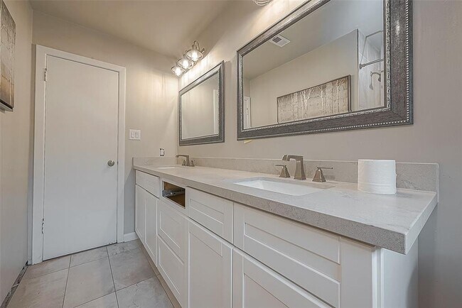 Building Photo - 5238 Beechnut St