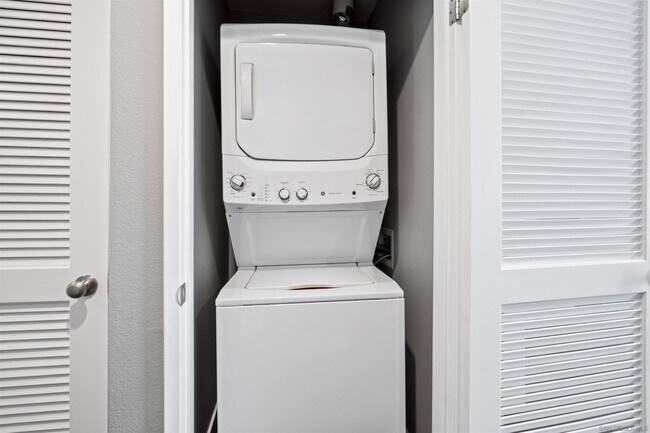 Building Photo - 445 Island Ave