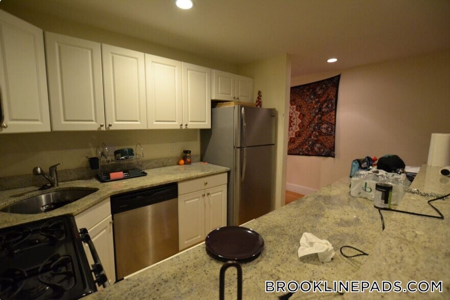 Building Photo - 324 St Paul St