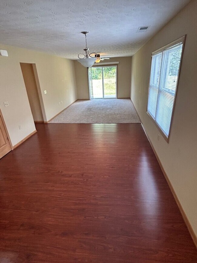 Building Photo - One Bedroom Apartment Available!