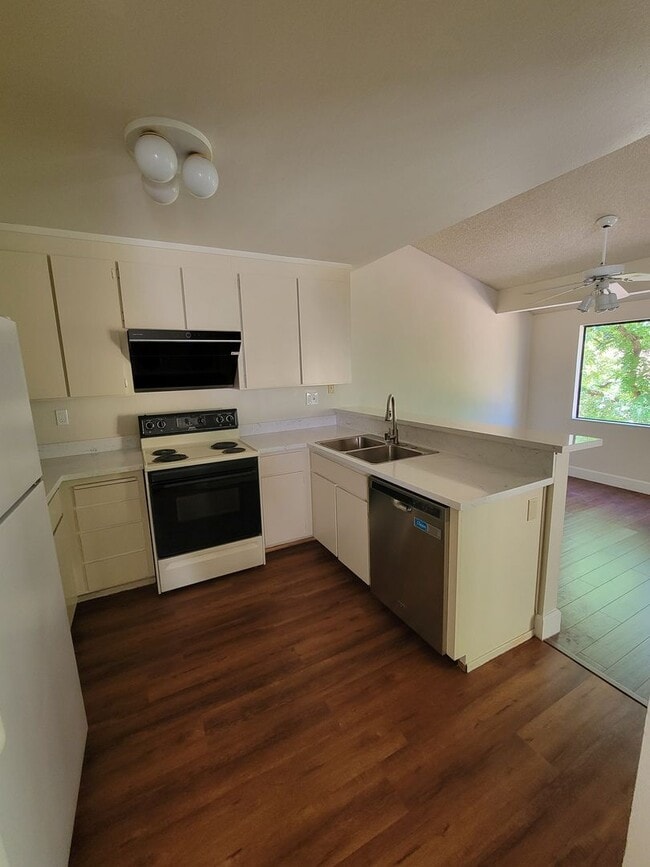 Building Photo - 3-bedroom 2 bath Townhouse in Sun Rise Ridge