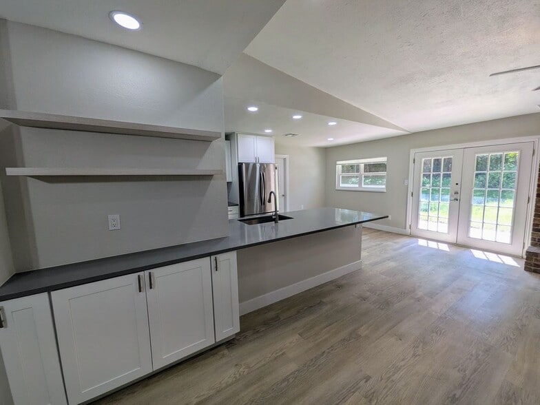 Building Photo - 9705 Marlborough Dr