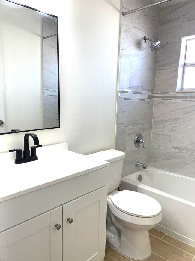 Building Photo - 5753 SE Mercedes Ave