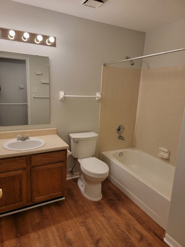 Building Photo - All Electric Second Floor Garden Condo for Rent in Wildwood