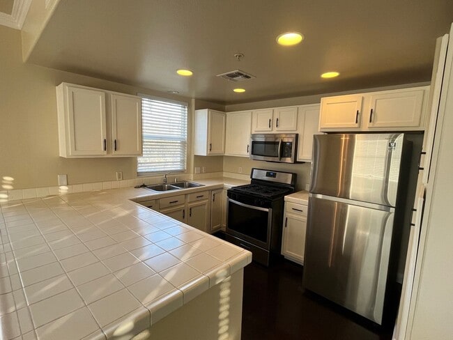 Building Photo - Spacious 2bed 2.5bath 3 story Condo with 1 car garage available in Westlake Parkway!