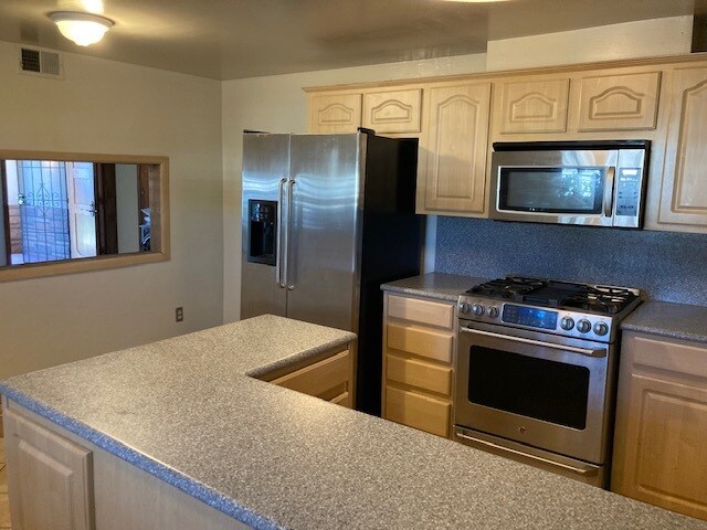 Building Photo - 495 Hamilton Ave