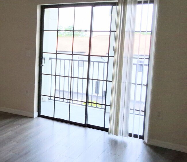 Building Photo - Beautiful 2 bedroom/2 bath condo with a ba...