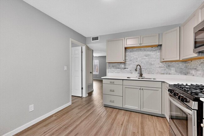 Building Photo - 1812 Buena Vista Dr SE