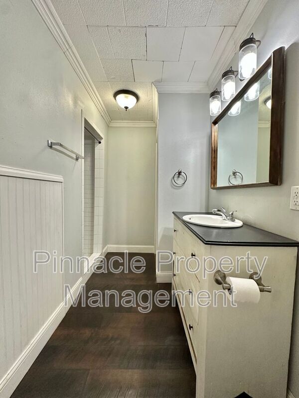 Building Photo - 421 S Van Buren St