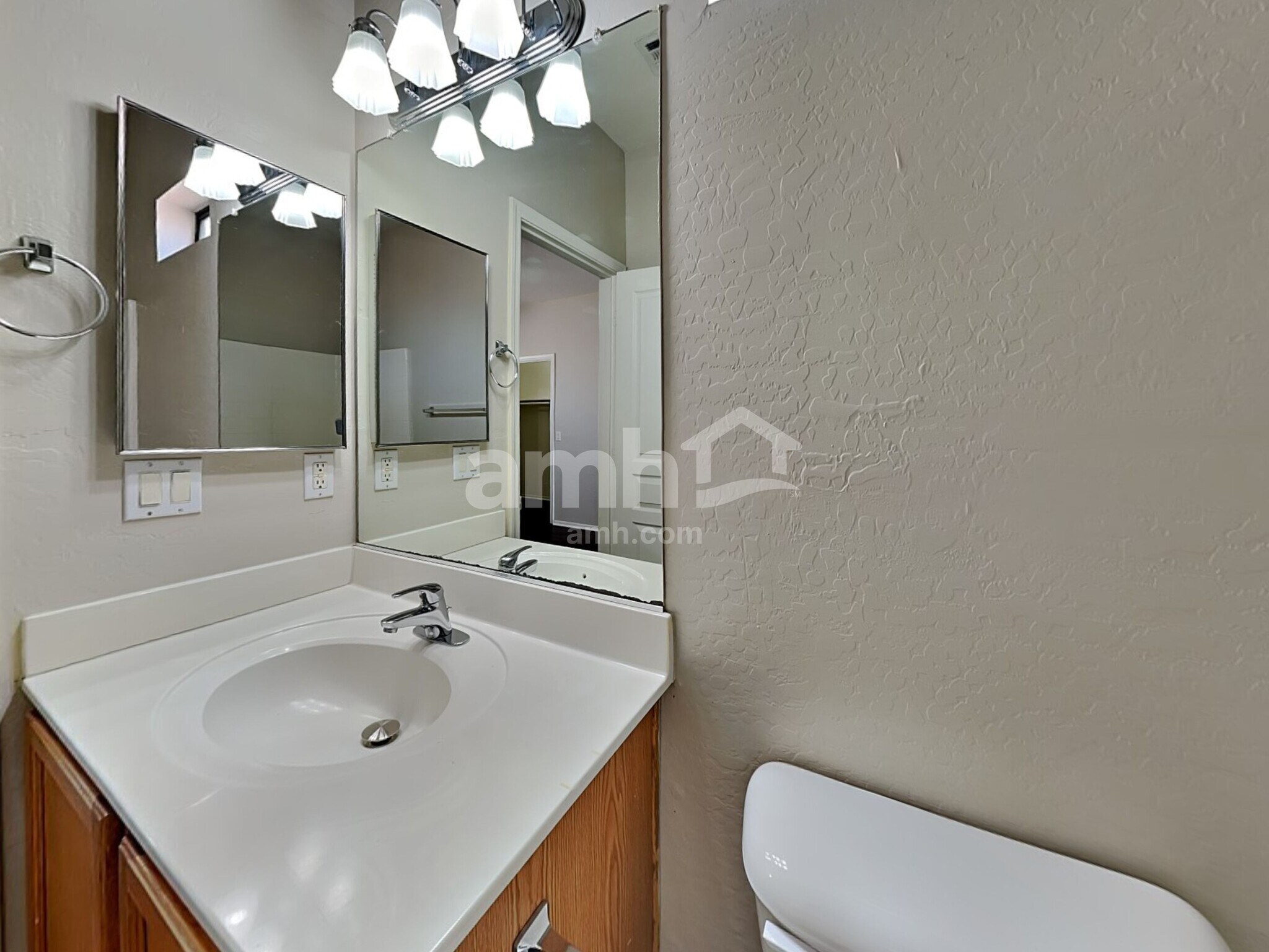 Building Photo - 6506 S 10th Dr