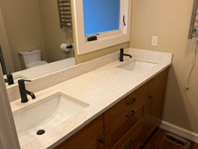 Building Photo - Charming, Spacious, Updated Home in Lake Oswego!