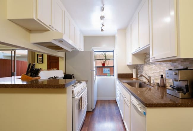 Building Photo - 1522 Centinela Ave