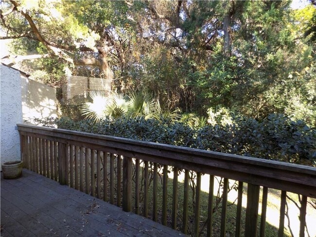 Building Photo - Close to the Beach!