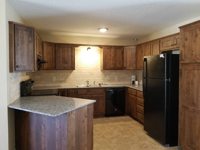 Building Photo - 3 Bedroom, 1 Bathroom Home with attached garage