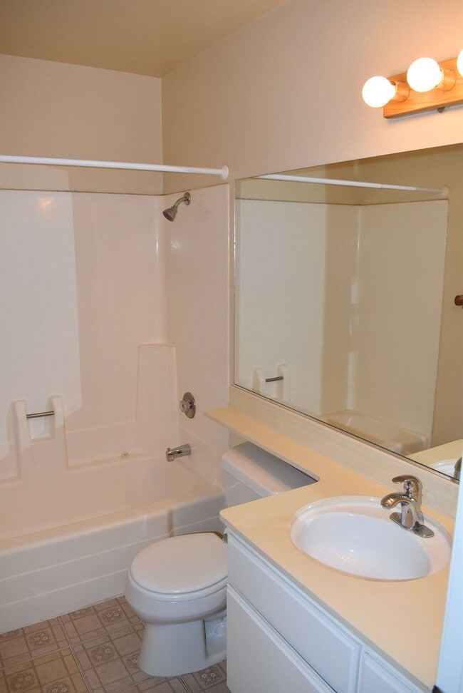 Building Photo - Single Story 3 Bed 2 Bath Home in Poway- S...
