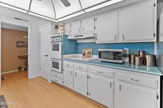 Building Photo - 10229 W Bolivar Dr