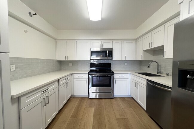 Building Photo - 10390 Wilshire Blvd